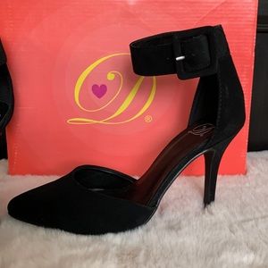 Delicious shoe black 4 in heals size 7